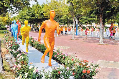 广州首条迎亚运示范路亮相番禺  运动雕塑逼真美观